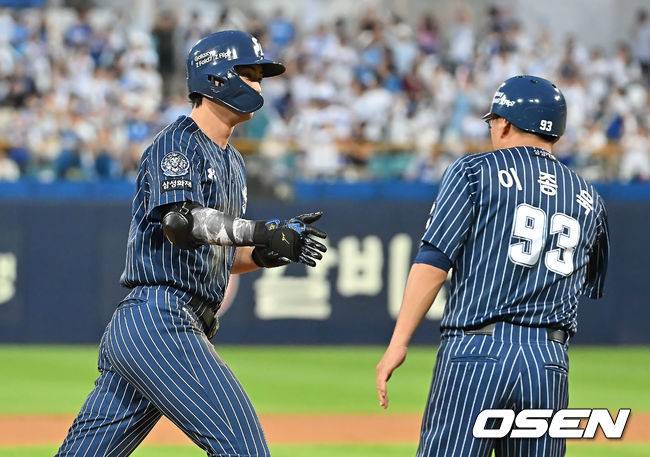 [OSEN=대구, 이석우 기자] 20일 대구삼성라이온즈파크에서 2025 신한 SOL 뱅크 KBO 리그 삼성 라이온즈와 키움 히어로즈의 경기가 열렸다. 홈팀 삼성은 후라도가, 방문팀 키움은 알칸타라가 선발 출전했다. 삼성 라이온즈 구자욱이 5회말 2사 1루 우월 2점 홈런을 치고 하이파이브를 하고 있다. 2025.07.20 / foto0307@osen.co.kr