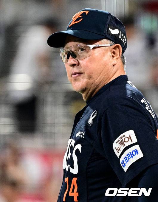 [OSEN=수원, 조은정 기자]3루를 가득 메운 이글스 팬들이 만루홈런을 외치자 진짜 만루홈런을 쳤다. 한화 야구가 미쳤다.프로야구 한화 이글스는 20일 수원KT위즈파크에서 열린 2025 신한 SOL뱅크 KBO리그 KT 위즈와의 시즌 11차전에서 10-0으로 승리했다.한화 김경문 감독이 승리 세리머니를 위해 도열하고 있다. 2025.07.20 /cej@osen.co.kr