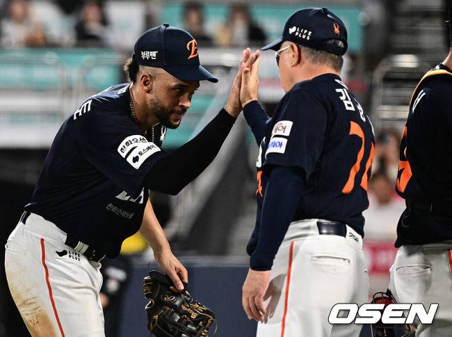 [OSEN=수원, 조은정 기자]3루를 가득 메운 이글스 팬들이 만루홈런을 외치자 진짜 만루홈런을 쳤다. 한화 야구가 미쳤다.프로야구 한화 이글스는 20일 수원KT위즈파크에서 열린 2025 신한 SOL뱅크 KBO리그 KT 위즈와의 시즌 11차전에서 10-0으로 승리했다.한화 리베라토가 김경문 감독과 승리 하이파이브를 하고 있다.  2025.07.20 /cej@osen.co.kr