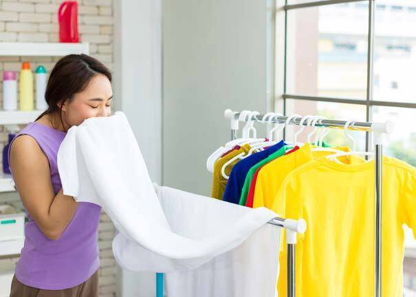 세탁 후에도 세균이 남아 있는 옷을 그대로 입고 있다. 게티이미지