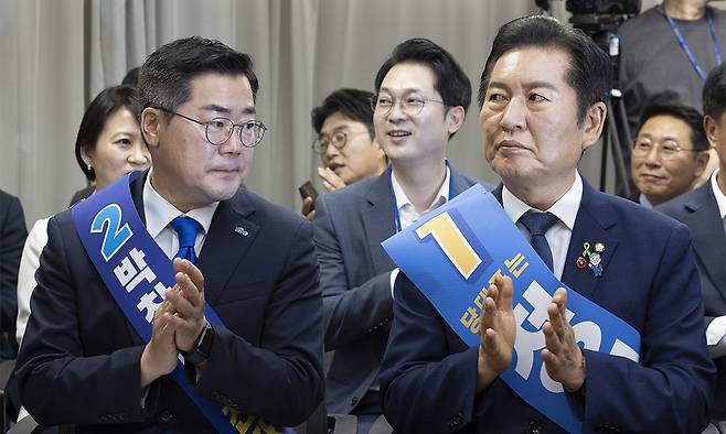 박찬대(왼쪽) 더불어민주당 당대표 후보자와 정청래 더불어민주당 당대표 후보자가 지난 19일 서울 여의도 더불어민주당 중앙당사에서 열린 더불어민주당 당대표 및 최고위원 선출을 위한 충청권 합동연설회에 참석해 박수를 치고 있다. 뉴시스