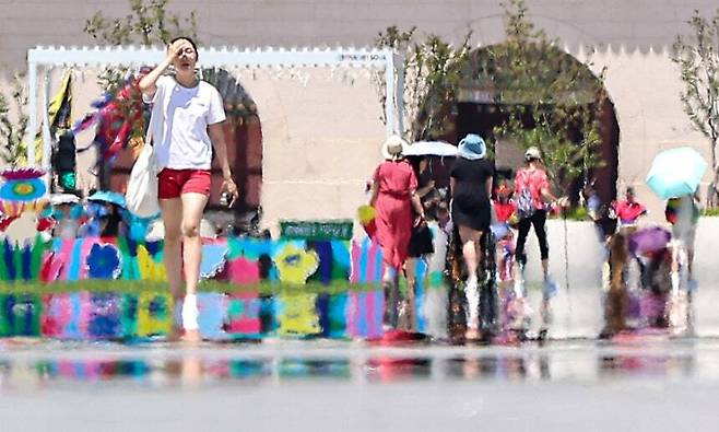 폭염이 이어진 10일 서울 종로구 광화문광장에 아지랑이가 피어오르고 있다. 뉴스1