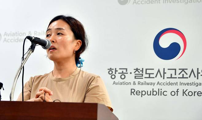 19일 오후 전남 무안국제공항에서 김유진 12·29 무안공항 제주항공 여객기 참사 유가족협의회 대표가 항공·철도사고조사위원회의 12·29 제주항공 여객기 참사의 엔진 사고조사 결과 브리핑에 대해 반대하는 이유를 설명하고 있다. 뉴시스