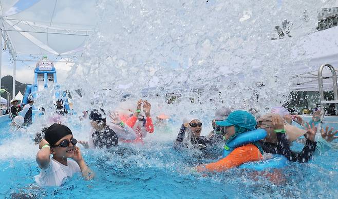20일 서울 광화문광장에서 서울관광재단 주최로 열린 ‘2025 서울썸머비치’ 행사에서 어린이들이 물놀이를 하고 있다.