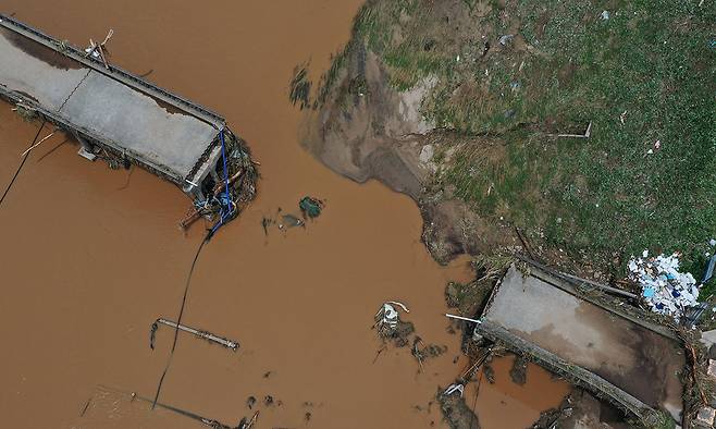16일부터 20일까지 닷새간 800㎜에 가까운 ‘물폭탄’이 쏟아진 경남 산청지역에서도 인명·시설 피해가 컸다. 사진은 20일 산청군 신안면 옛 문대교가 급격하게 불어난 물로 끊겨 있는 모습