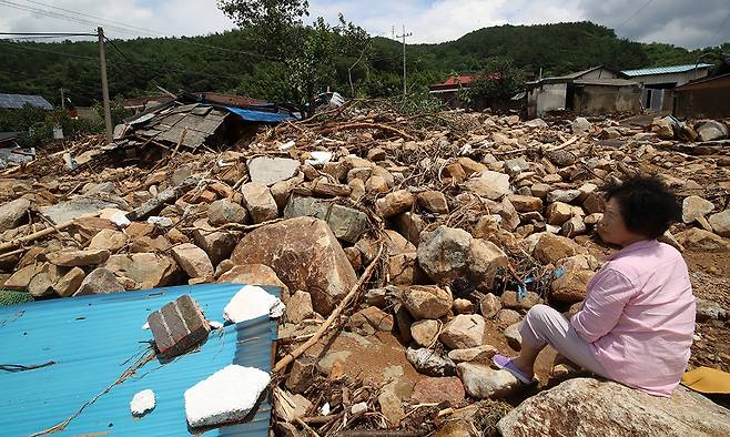 폭우에 따른 산사태로 쑥대밭이 된 산청군 산청읍 외정마을 주민이 20일 흔적도 없이 사라진 자택을 바라보는 모습. 뉴스1