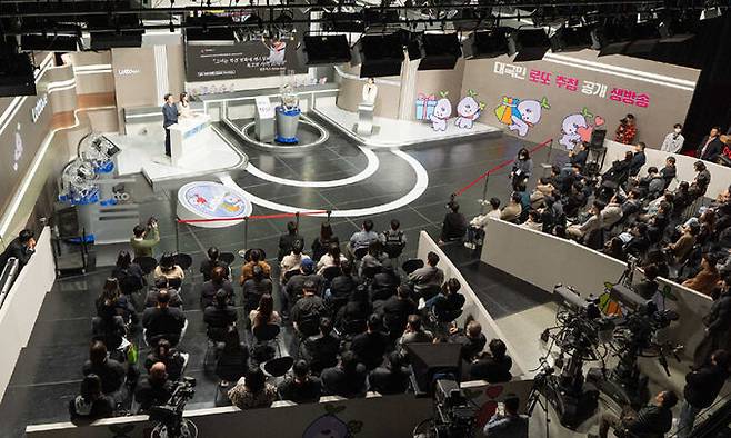 지난해 11월23일&nbsp;서울 마포구 상암 MBC에서 열린 ‘2024 로터리데이’에 참석한 일반인 참관인 100명이 로또복권 추첨식에 참석해 있다. 동행복권 제공