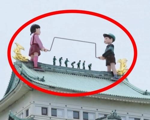 일본의 나고야성(名古屋) 천수각에서 단체 줄넘기를 하는 모습이 담긴 영상이 일본 넷플릭스 공식 계정에 올라와 논란이 됐다. 일본 넷플릭스 엑스(X) 캡처