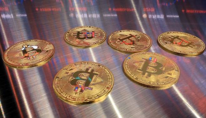 18일 오후 서울 강남구 서초구 빗썸라운지 강남본점에서 비트코인 모형이 놓인 바닥에 코인 시세 그래프가 비치는 모습. 2025.7.18. 뉴스1