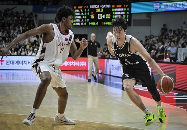 한국 농구 국가대표 이현중이 20일 안양 정관장아레나에서 열린 2025 국가대표 평가전 카타르와의 4차전에서 드리블하고 있다. 대한농구협회 제공