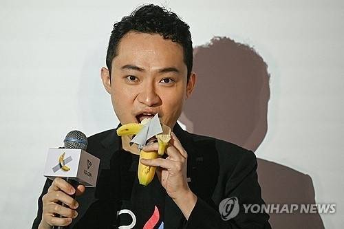 지난해 11월 29일 홍콩 페닌술라 호텔서 작품 ‘코미디언’을 먹고 있는 저스틴 선. AFP 연합뉴스