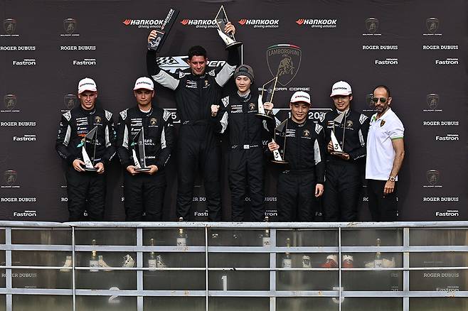 포디엄에 오른 이정우와 피터가 포즈를 취하고 있다. 사진: 김학수 기자