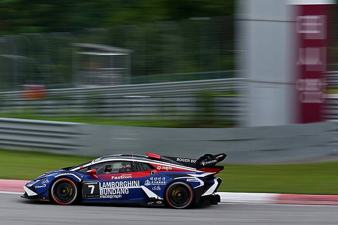 먼저 스티어링 휠을 쥔 피터는 공격적인 주행으로 시선을 끌었다. 사진: 김학수 기자