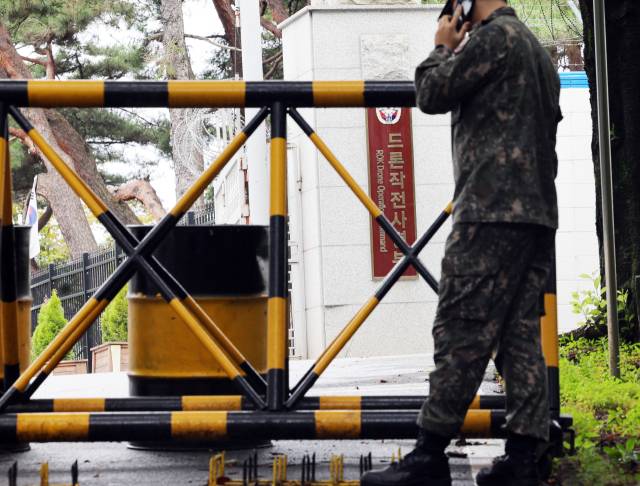 내란특검팀이 지난 14일 드론작전사령부를 압수수색한 가운데 한 군인이 드론사 정문 앞을 지나고 있다. 포천=연합뉴스