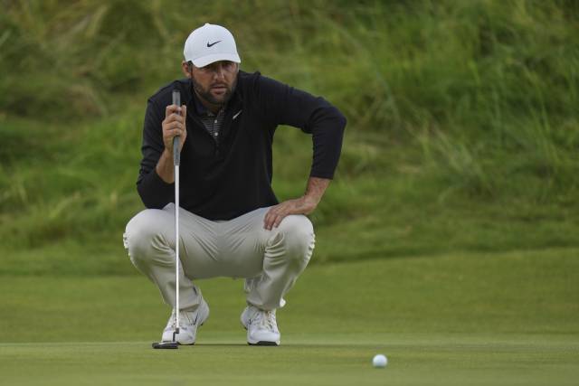 19일(현지 시간) 디 오픈 3라운드 18번 홀에서 그린 라인 살피는 스코티 셰플러. AP연합뉴스
