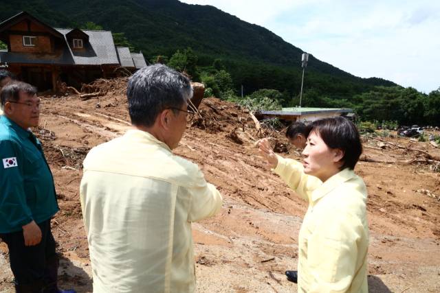 송미령 농림축산식품부 장관이 20일 기록적인 폭우로 산사태·침수 피해를 입은 경남 산청군을 방문해 피해 현장을 점검하고 있다. 사진 제공=농식품부