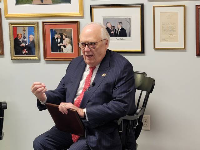 에드윈 퓰너 헤리티지 창립자가 2023년 11월 28일(현지 시간) 미국 워싱턴 DC 인근의 개인 사무실에서 열린 한국특파원과의 간담회에 참석해 한미 관계 등에 대해 견해를 밝히고 있다. 연합뉴스