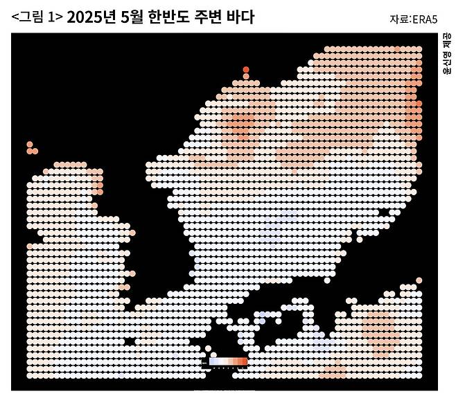 <그림 1> 한반도 인근 바다의 최근 30년(1991~2020년) 5월 평균과 올해 5월 수온 차이를 표시한 지도. 온도가 떨어졌으면 파랗게, 올랐으면 빨갛게, 온도 차이가 클수록 진하게 칠했다. ⓒ윤신영