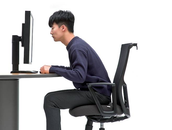 최근에는 컴퓨터와 스마트 기기 사용이 많은 10~30대 젊은 층에서 거북목 발병률이 급격히 상승하고 있다. ⓒ시사저널 임준선