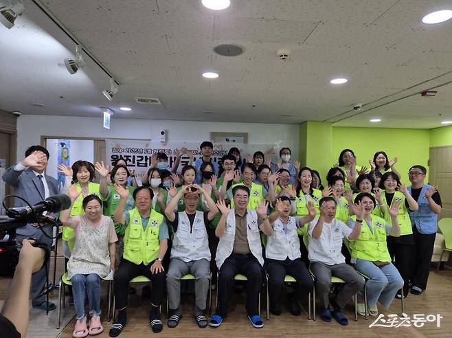 그린닥터스재단과 온병원이 지난 19일 낮 12시부터 4시간 동안 부산 부산진구 소재 선재노인전문요양원에서 입소 어르신 34명을 대상으로 무료 왕진 서비스를 펼친 후 기념촬영을 하고 있다. (사진제공=그린닥터스재단)