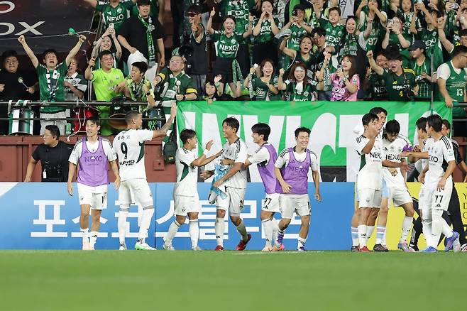 전북 선수들이 19일 포항스틸야드에서 열린 포항과 K리그1 원정경기에서 후반 추가시간 역전골을 터트린 뒤 서로를 얼싸안고 기뻐하고 있다. 사진제공｜한국프로축구연맹