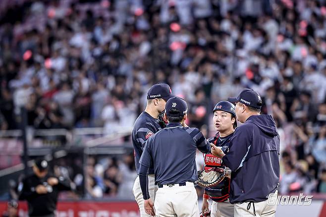 롯데 데이비슨(왼쪽 첫 번째)은 팀의 에이스로 많은 기대를 받았지만, 이에 부응하지 못하는 투구로 아쉬움을 남기고 있다. 사진제공｜롯데 자이언츠