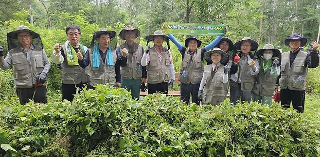 7월 5일 춘천시 하중도 수변 생태공원 일대에서 실시된 가시박 뽑기 연합 활동에 참여한 모습