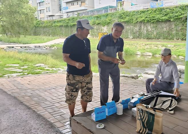 7월 9일 공지천 간이 수질측정을 하는 모습