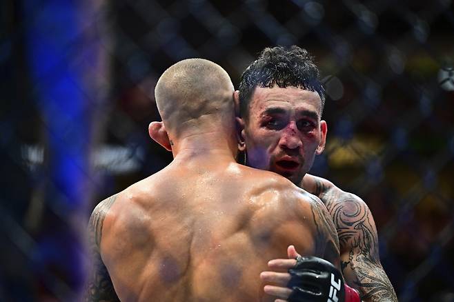 더스틴 포이리에(왼쪽)와 맥스 할로웨이가 경기 뒤 포옹을 하고 있다. AP 연합뉴스