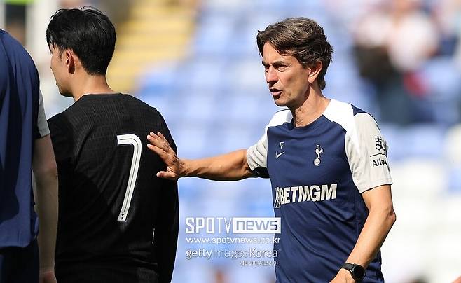 ▲ 경기에 앞서 프랭크 감독은 손흥민에 대한 질문을 받았다. 프랭크 감독은 원론적인 답변을 내놓았다. 그는 "손흥민과 크리스티안 로메로는 최고의 선수들이다. 손흥민은 10년 동안 토트넘에 몸담았으며, 마침내 우승 트로피를 거머쥐었다. 손흥민과 로메로는 모두 열심히 훈련했으며, 레딩전에서도 나설 예정"이라고만 했다.