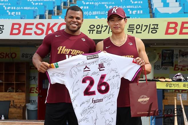 ▲ 스톤 개릿과 송성문(왼쪽부터) ⓒ 키움 히어로즈