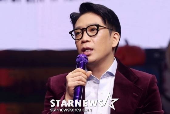 가수 MC몽이 25일 오후 서울 광진구 예스24 라이브홀에서 진행된 정규 8집 앨범 'CHANNEL 8' 발매 기념 기자간담회에서 질의응답을 하고 있다.