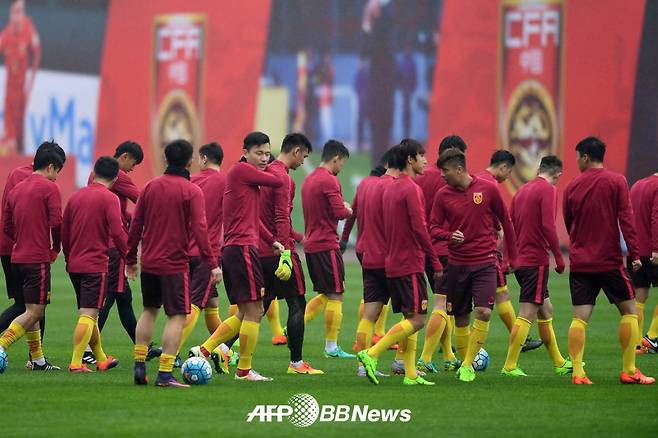 훈련 중인 중국 축구대표팀 선수들. /AFPBBNews=뉴스1