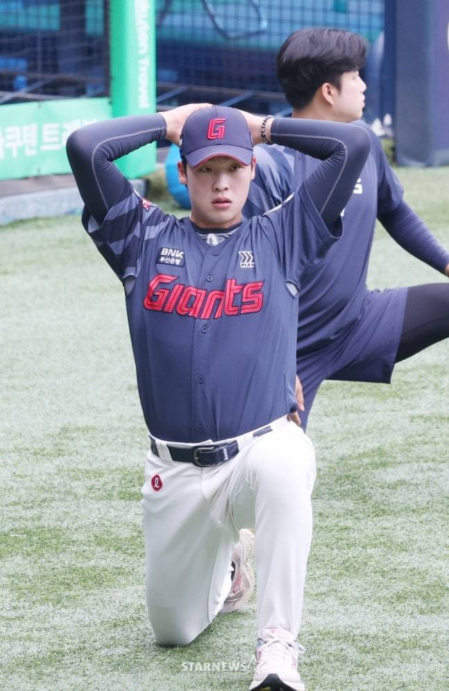 스트레칭을 하고 있는 이민석. /사진=김진경 대기자