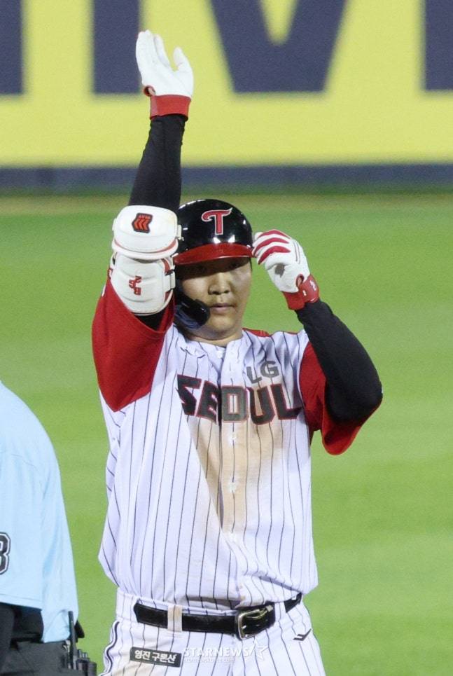 8회말 적시타를 치고 세리머니를 하는 문보경. /사진=김진경 대기자