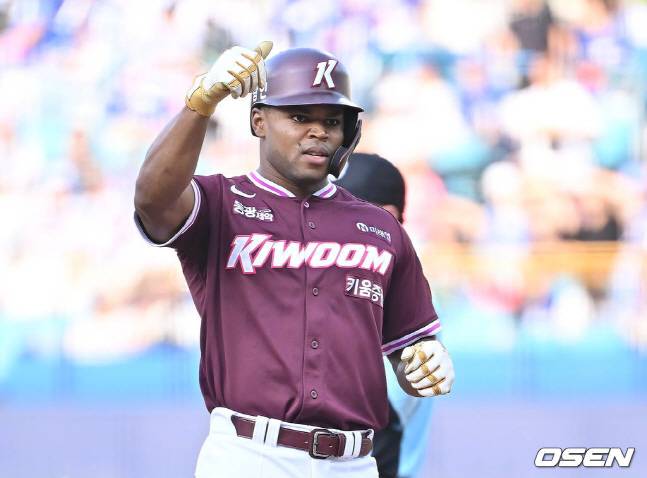 키움 스톤 개럿이 20일 삼성전 1회초 안타를 날리고 세리머니를 하고 있다.