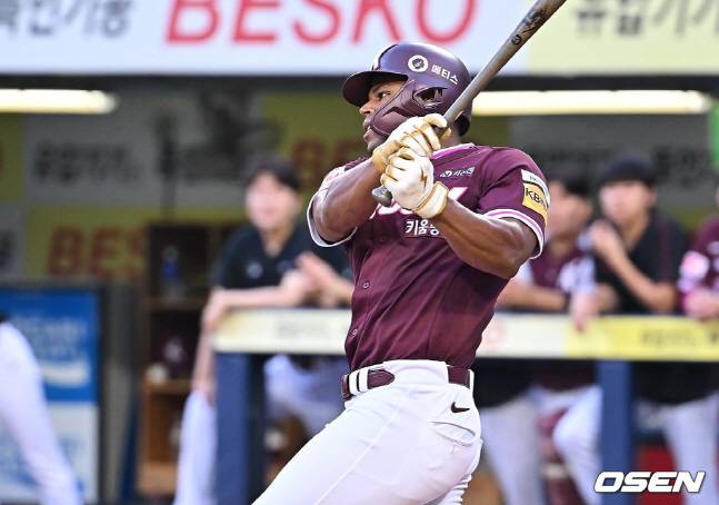 4회초 스리런 홈런을 날리는 스톤.