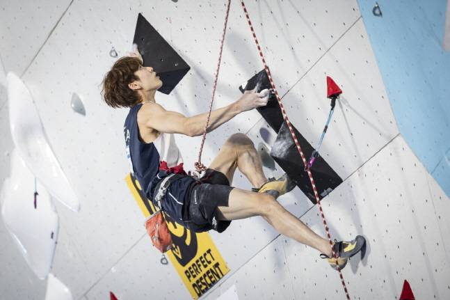 과제를 수행하고 있는 이도현. /사진=대한산악연맹 제공