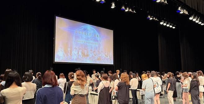 더블원 팬사인회. 사진ㅣ포켓돌스튜디오​