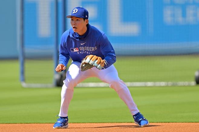 LA 다저스 김혜성이 19일 미국 캘리포니아주 로스앤젤레스의 다저스타디움에서 열린 2025 미국 메이저리그(MLB) 밀워키 브루어스와의 홈경기에 8번타자 겸 2루수로 선발 출전해 2타수 1안타를 기록했다. 8회말 2사에서 대타 에스테우리 루이즈와 교체되면서 더그아웃에서 9회를 지켜봤다. AFP 연합뉴스