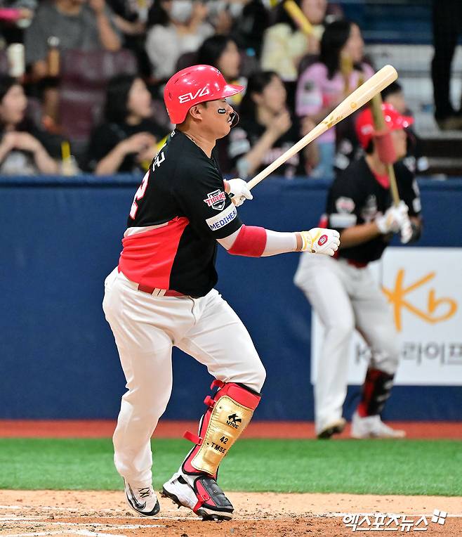 25일 오후 서울 구로구 고척스카이돔에서 열린 '2025 신한 SOL Bank KBO리그' KIA 타이거즈와 키움 히어로즈의 경기, 4회초 1사 3루 KIA 김태군이 1타점 희생플라이 타구를 날리고 있다. 엑스포츠뉴스 DB