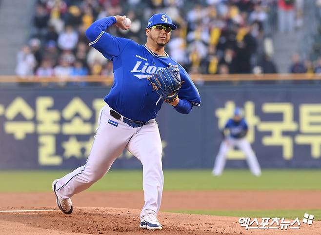 삼성 라이온즈 선발투수 아리엘 후라도가 올해 정규시즌 경기에 등판해 투구하고 있다. 엑스포츠뉴스 DB