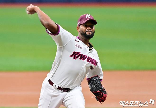 키움 히어로즈 선발투수 라울 알칸타라가 올해 정규시즌 경기에 등판해 투구하고 있다. 엑스포츠뉴스 DB