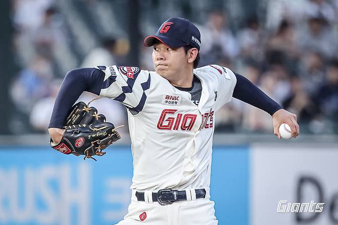 롯데 자이언츠 좌완 파이어볼러 유망주 홍민기가 지난 19일 잠실 LG 트윈스전에서 1.1이닝 무실점으로 홀드를 기록, 팀 승리에 힘을 보탰다. 사진 롯데 자이언츠
