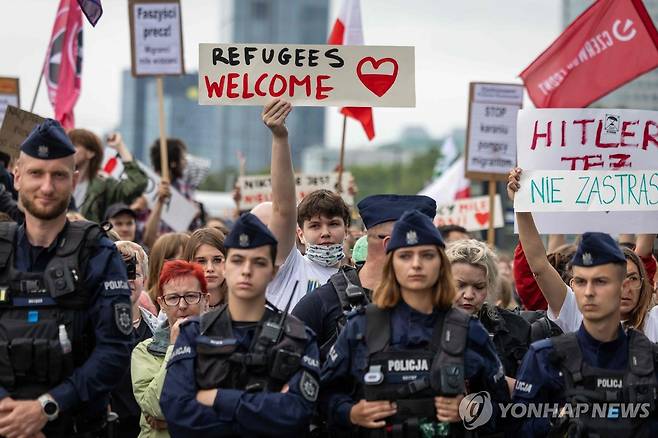 '난민 환영' 맞불집회 [AFP 연합뉴스 자료사진. 재판매 및 DB 금지]