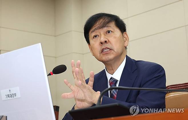 적극적으로 답변하는 구윤철 기재부 장관 후보자 (서울=연합뉴스) 김주형 기자 = 구윤철 경제부총리 겸 기획재정부 장관 후보자가 17일 국회 기획재정위원회에서 열린 인사청문회에서 의원 질의에 답변하고 있다. 2025.7.17 kjhpress@yna.co.kr