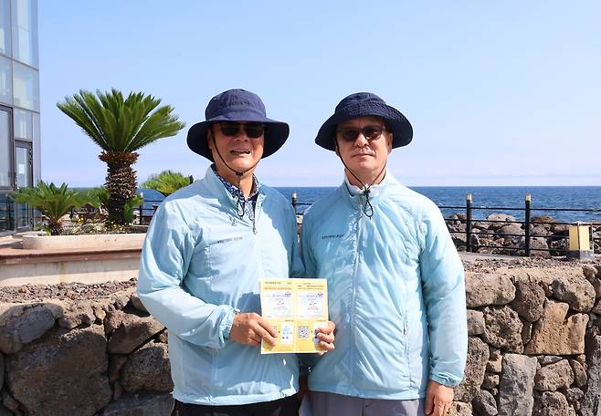 조상백·이윤계씨 (제주=연합뉴스) 백나용 기자 = 지난 8일 제주시 용담레포츠공원 주변 해안도로에서 '공항 안전 불법 드론 감시단' 조상백(왼쪽)·이윤계 씨가 인터뷰 후 포즈를 취하고 있다. 2025.7.20 dragon.me@yna.co.kr