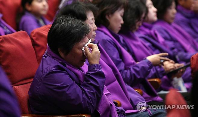 눈물 흘리는 유가족들 (서울=연합뉴스) 한종찬 기자 = 29일 오전 서울 여의도 국회 의원회관에서 열린 10.29 이태원참사 2주기 국회 추모제에서 유가족들이 흐르는 눈물을 닦고 있다. 2024.10.29 [공동취재] saba@yna.co.kr