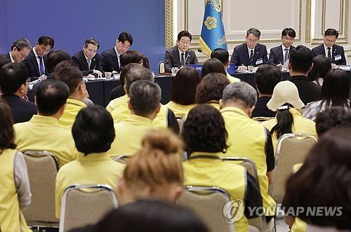 이재명 대통령, 사회적 참사 유가족 간담회 
    (서울=연합뉴스) 홍해인 기자 = 이재명 대통령이 16일 청와대 영빈관에서 '기억과 위로, 치유의 대화' 사회적 참사 유가족 간담회를 하고 있다. 2025.7.16 [대통령실통신사진기자단]
    hihong@yna.co.kr 
(끝)