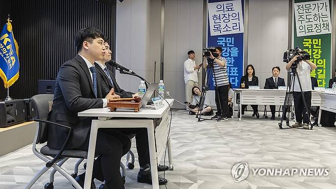 전공의협의회 임시대의원 총회 시작 (서울=연합뉴스) 황광모 기자 = 한성존 대한전공의협의회 비상대책위원장(왼쪽)이 19일 서울 용산구 대한의사협회 대강당에서 열린 전공의협의회 임시대의원 총회에서 인사말을 하고 있다. 2025.7.19 hkmpooh@yna.co.kr